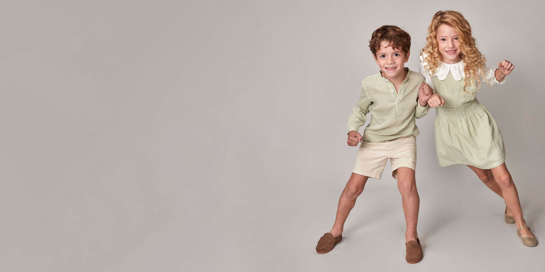 Slide <p>Hermanitos unidos </p><p>vistiendo a juego</p>