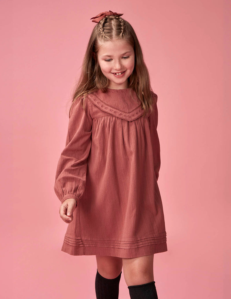 Vestido Con Cuello Babero Y Jaretas En B