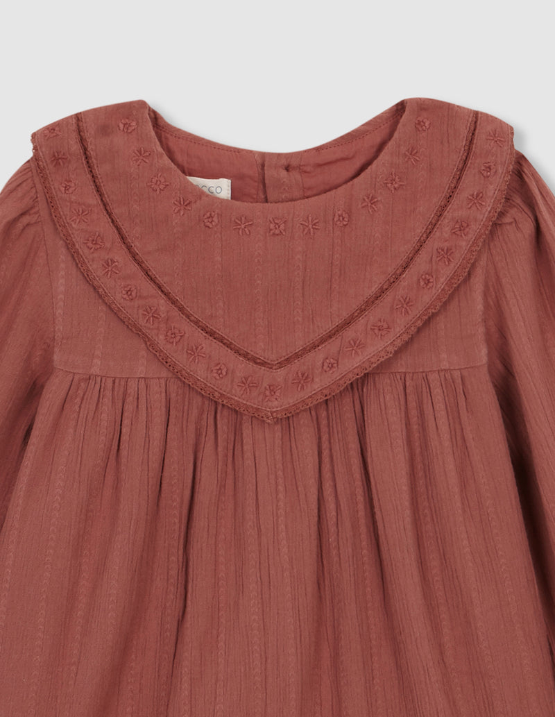 Vestido Con Cuello Babero Y Jaretas En B