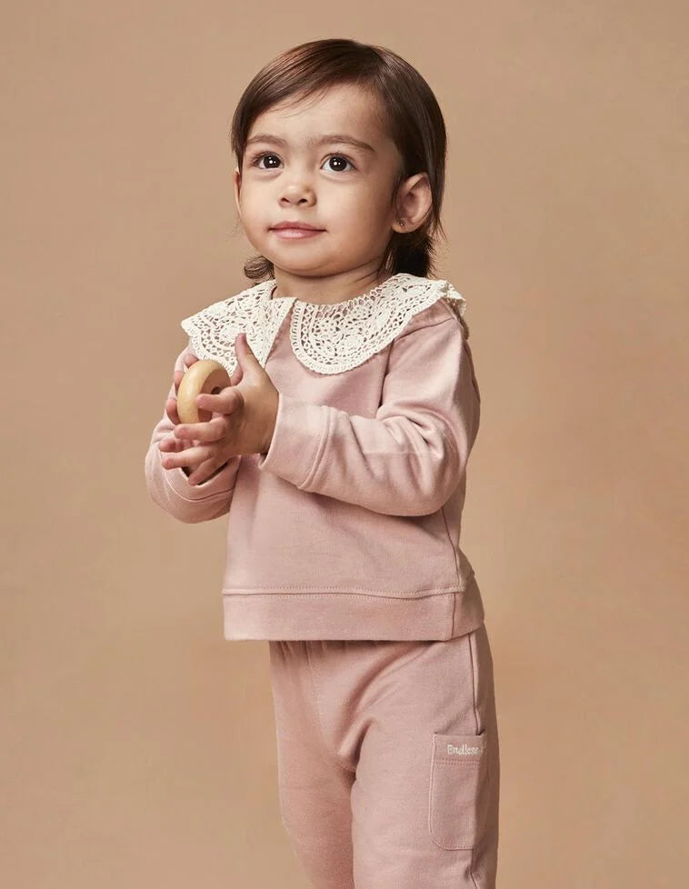 Sudadera cuello crochet lila