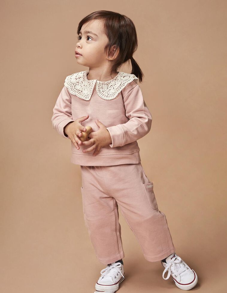 Sudadera cuello crochet lila