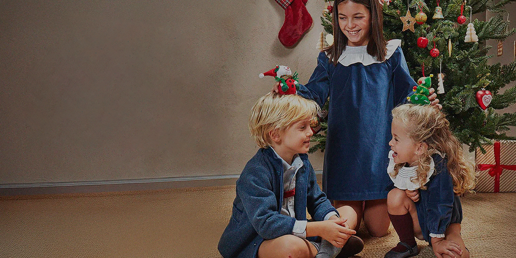 Slide <p>Una Navidad</p><p>llena de encanto</p>