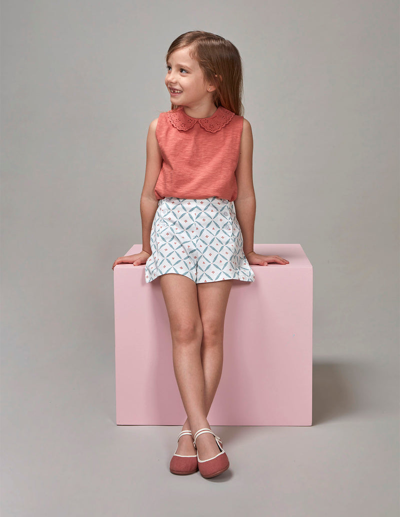 Pantalón corto con estampado de ramitas