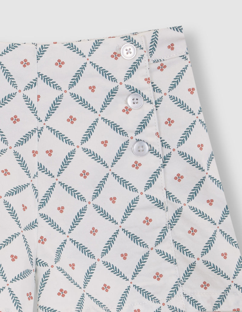 Pantalón corto con estampado de ramitas