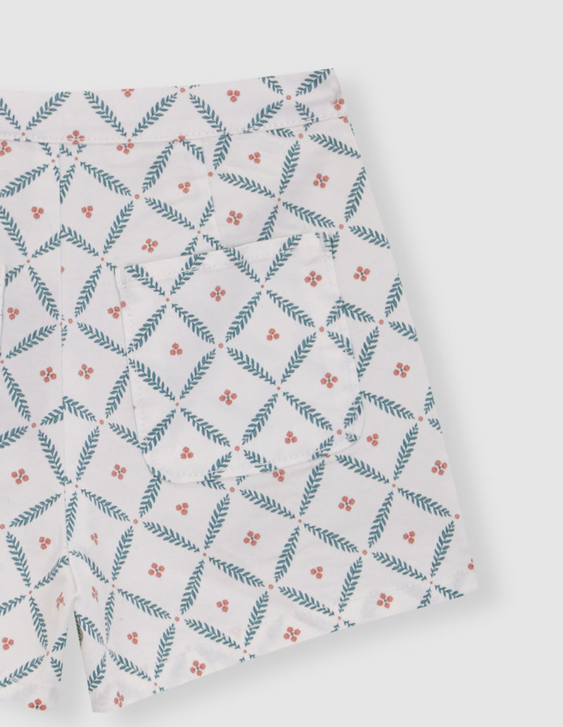 Pantalón corto con estampado de ramitas