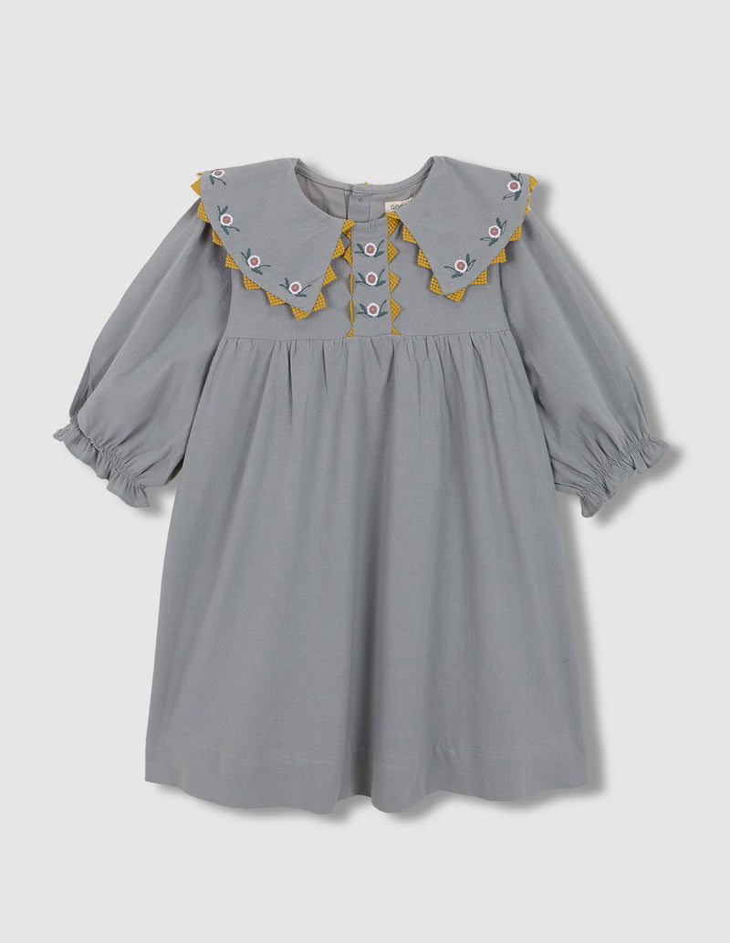 Vestido con cuellos pico bordados