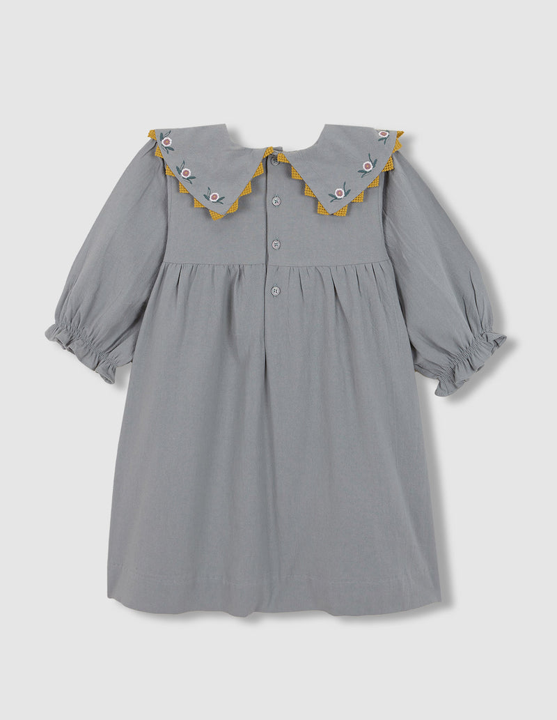 Vestido con cuellos pico bordados