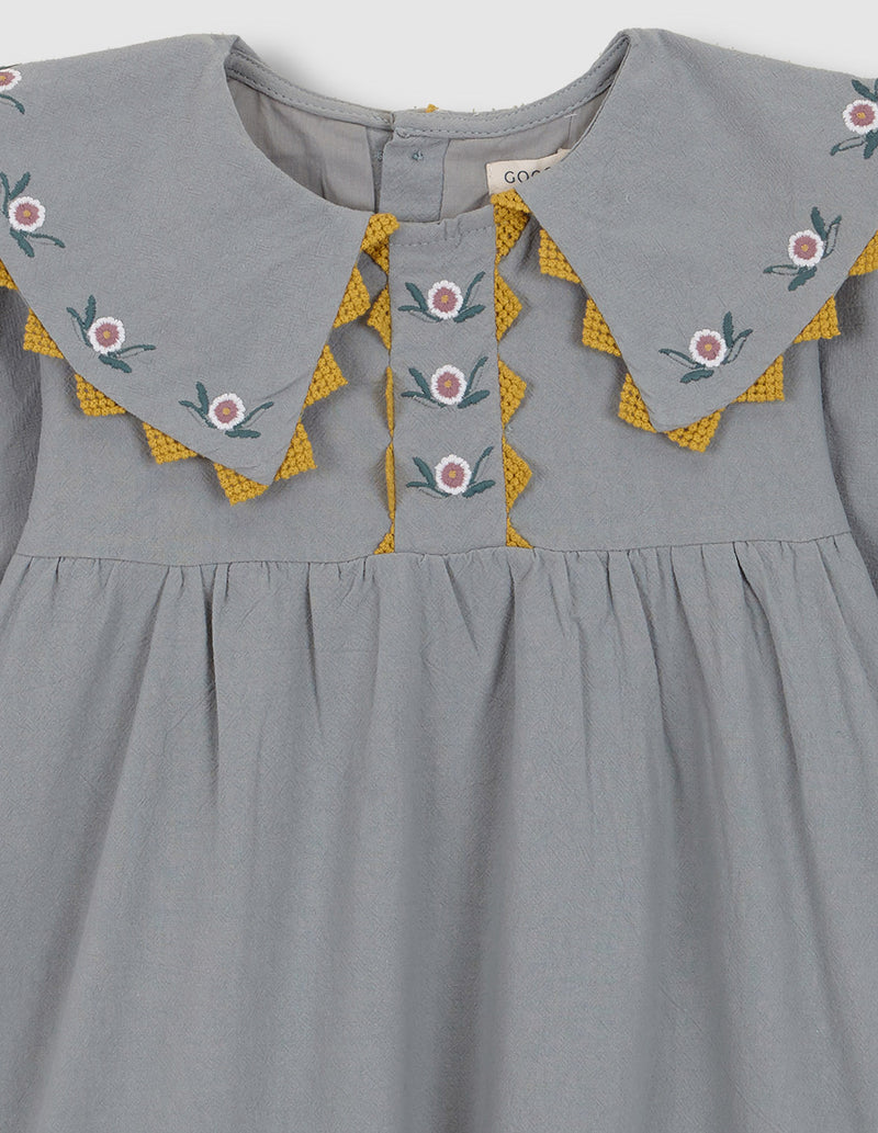 Vestido con cuellos pico bordados