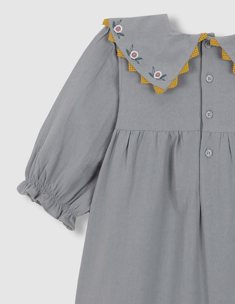 Vestido con cuellos pico bordados
