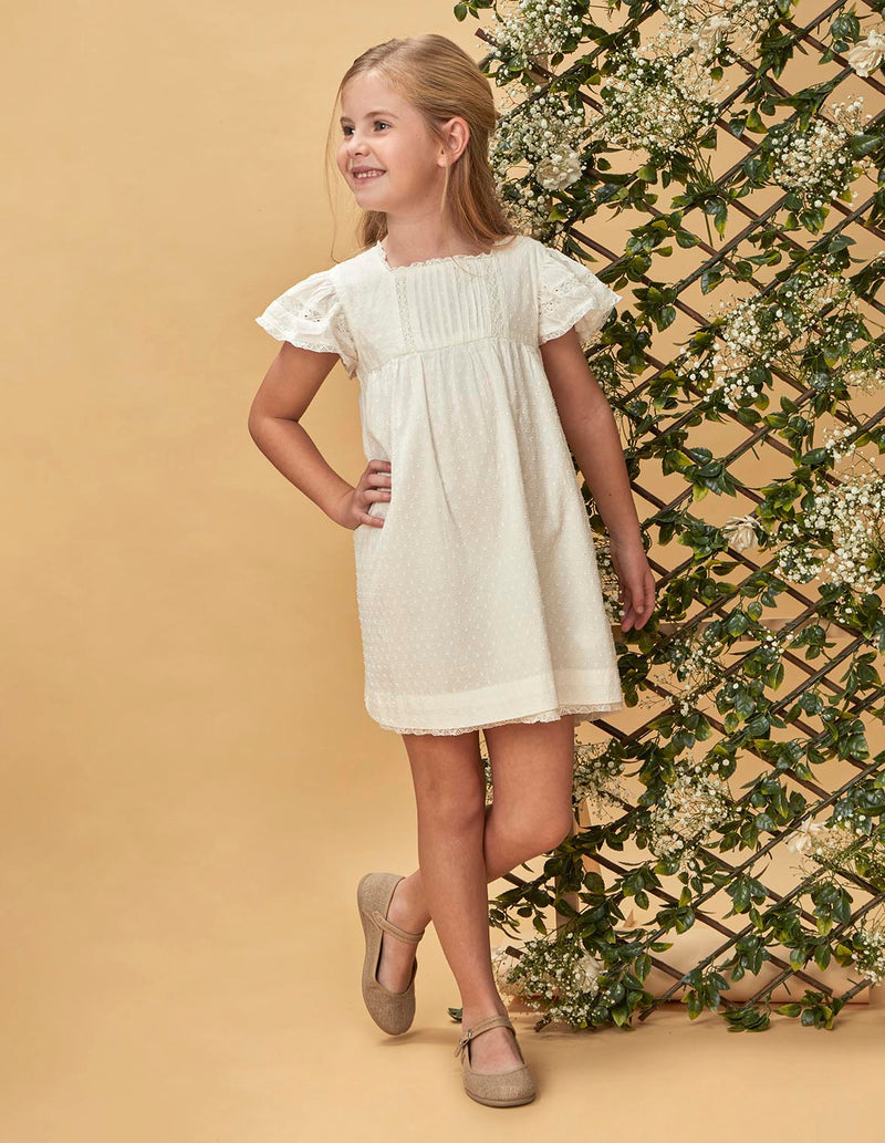 Vestido con jaretas y tiras bordadas