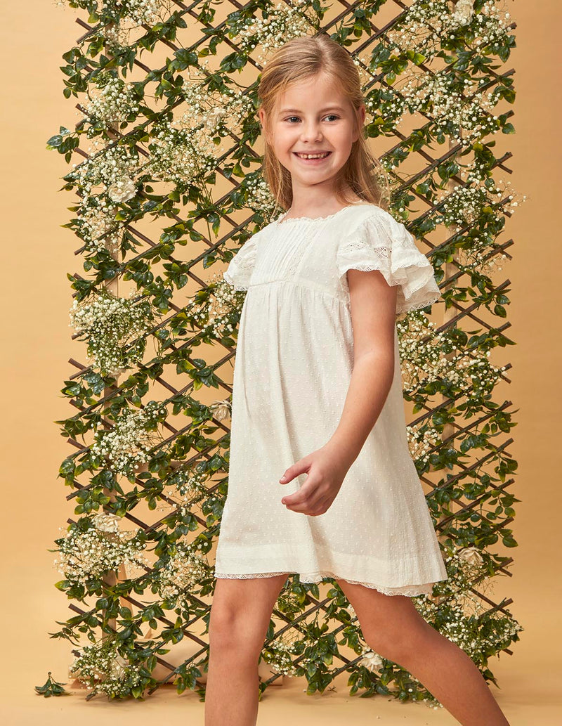 Vestido con jaretas y tiras bordadas