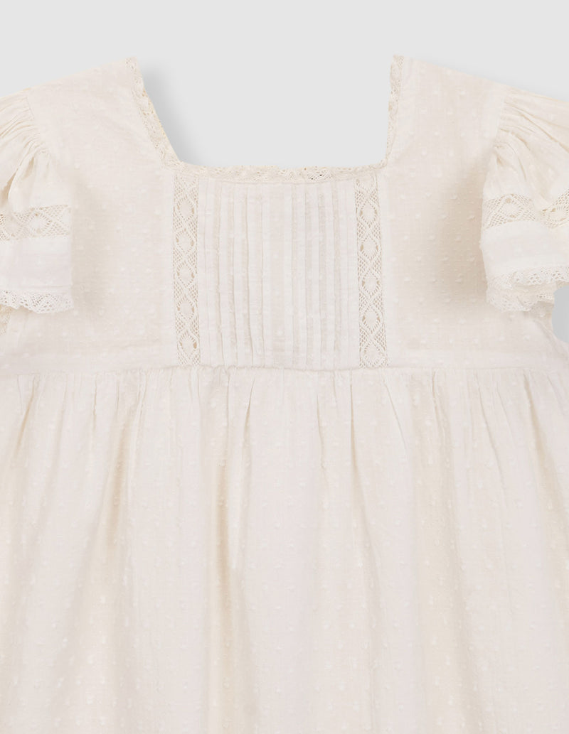 Vestido con jaretas y tiras bordadas
