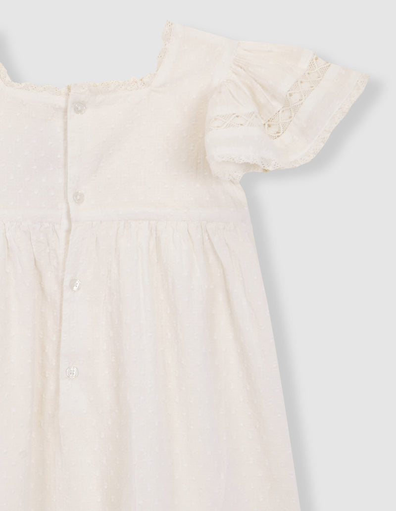Vestido con jaretas y tiras bordadas