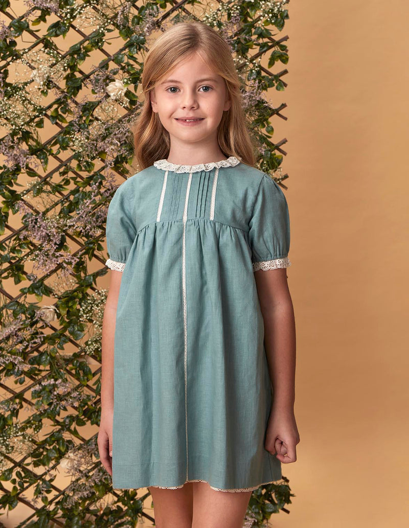 Vestido de lino con tiras bordadas