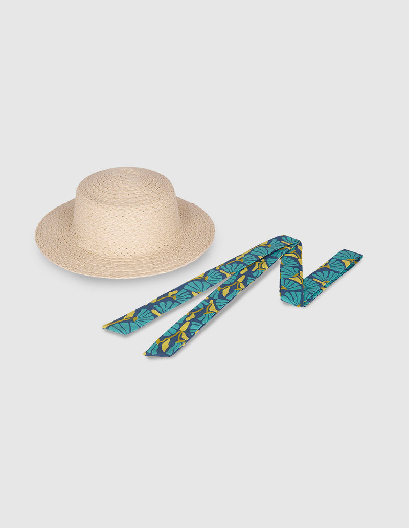 Sombrero con cinta de flores