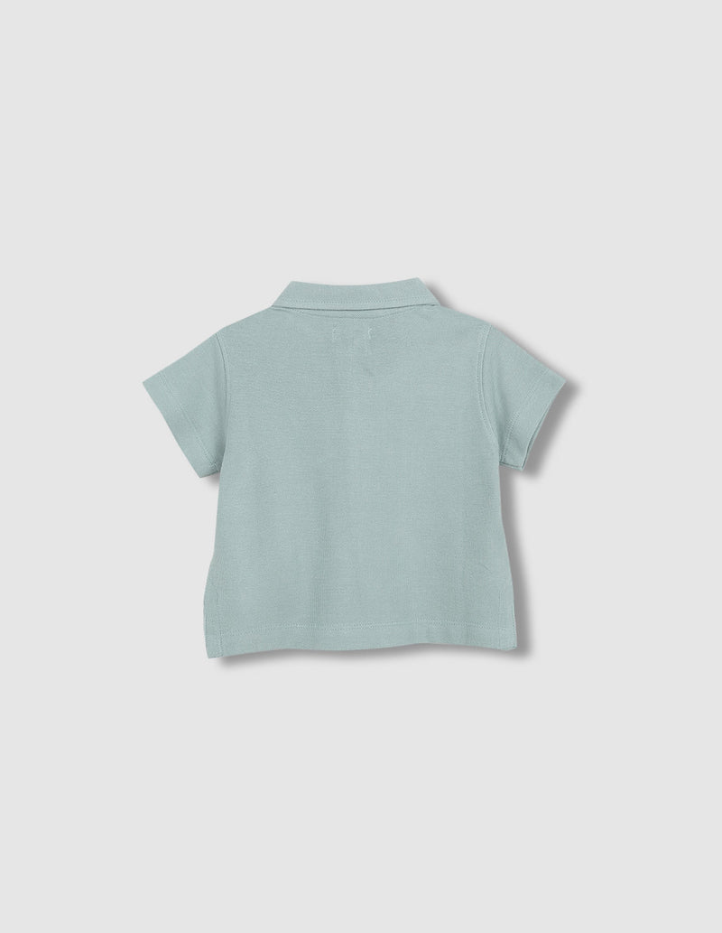 Polo detalles contraste