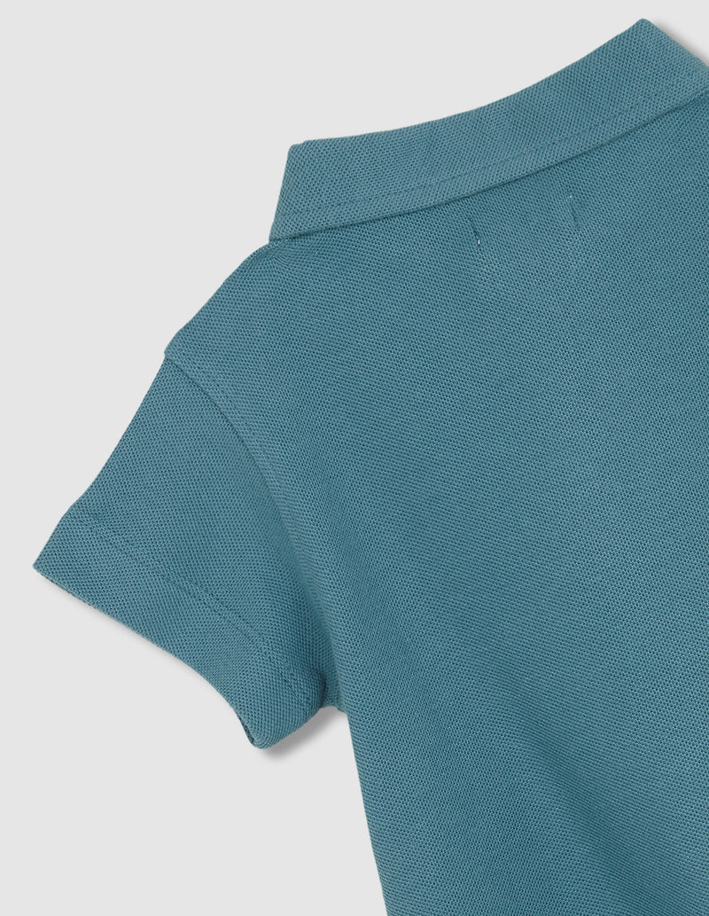 Polo detalles contraste