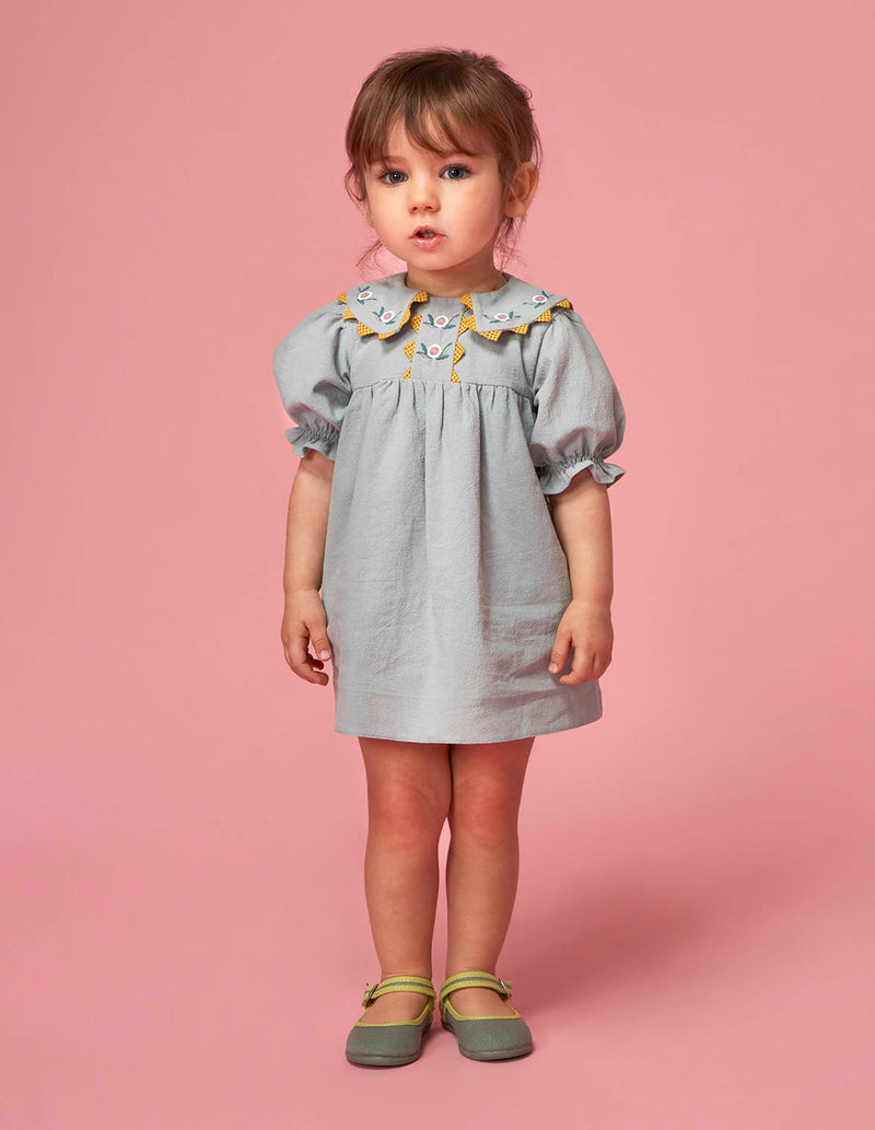 Vestido con cuellos pico bordados