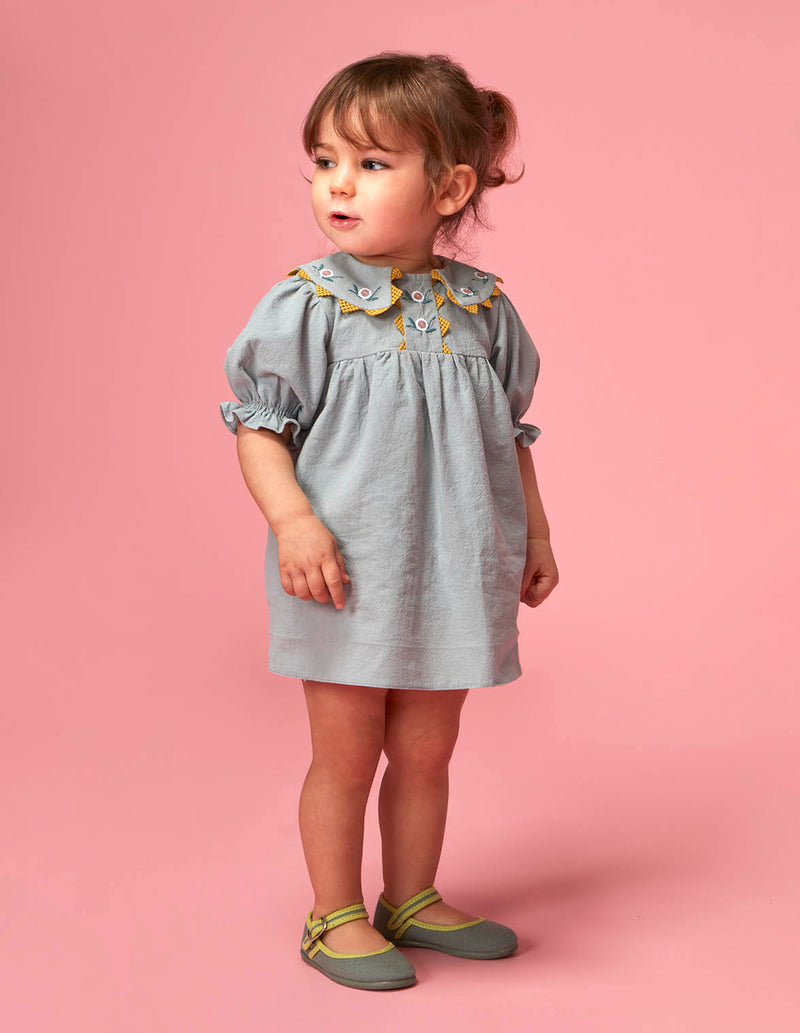Vestido con cuellos pico bordados