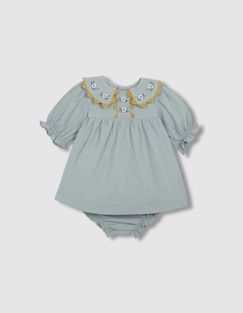 Vestido con cuellos pico bordados