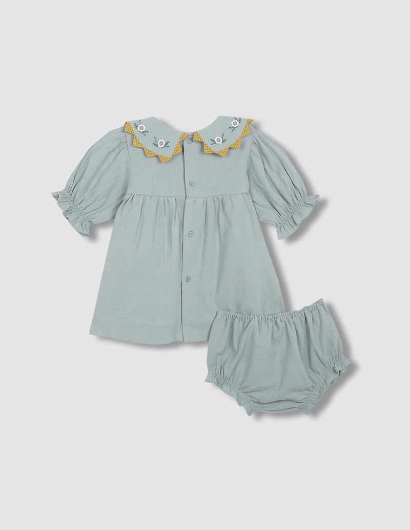 Vestido con cuellos pico bordados