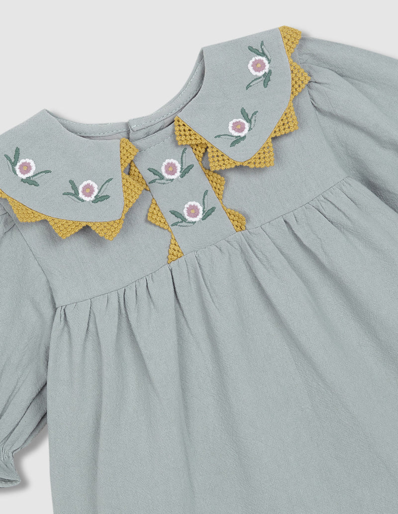 Vestido con cuellos pico bordados