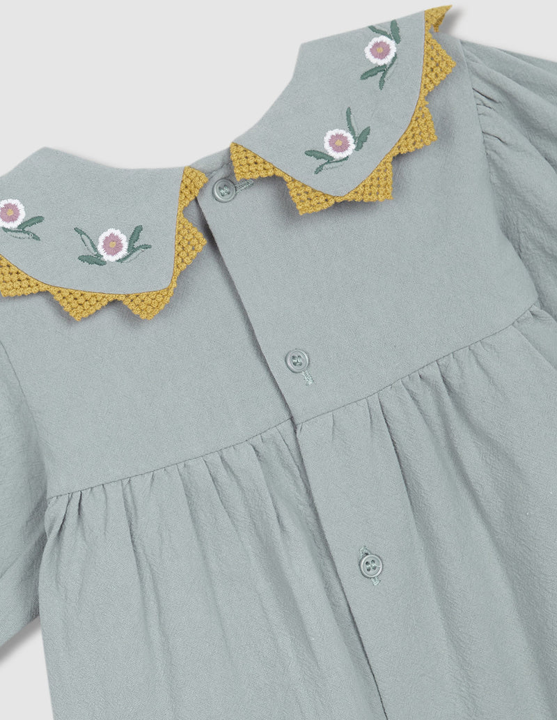 Vestido con cuellos pico bordados