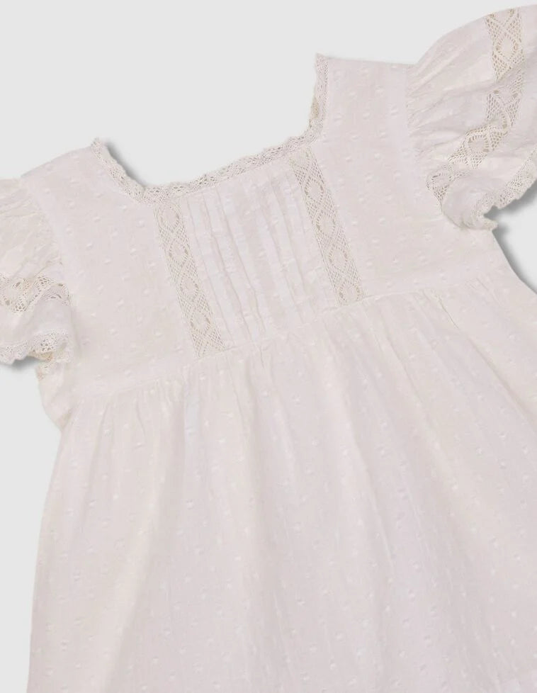Vestido con jaretas y tiras bordadas