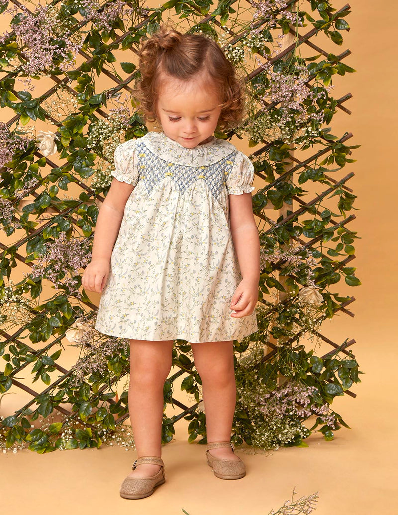 Vestido de florecitas con nido de abeja