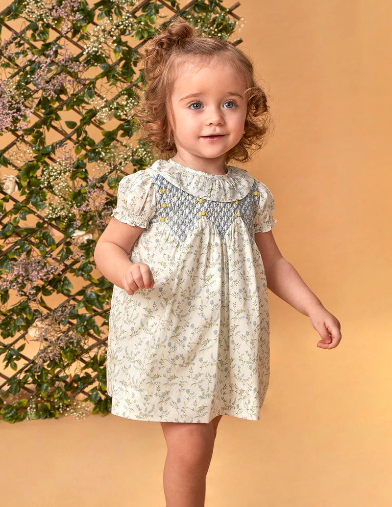 Vestido de florecitas con nido de abeja