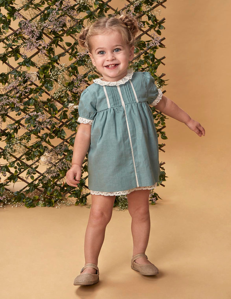 Vestido de lino con tiras bordadas