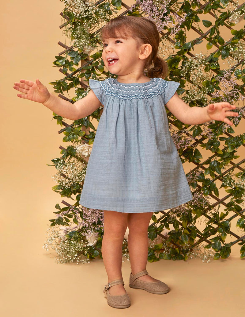 Vestido Liso Con Nido De Abeja A Contras Color Gris Niña Bebe