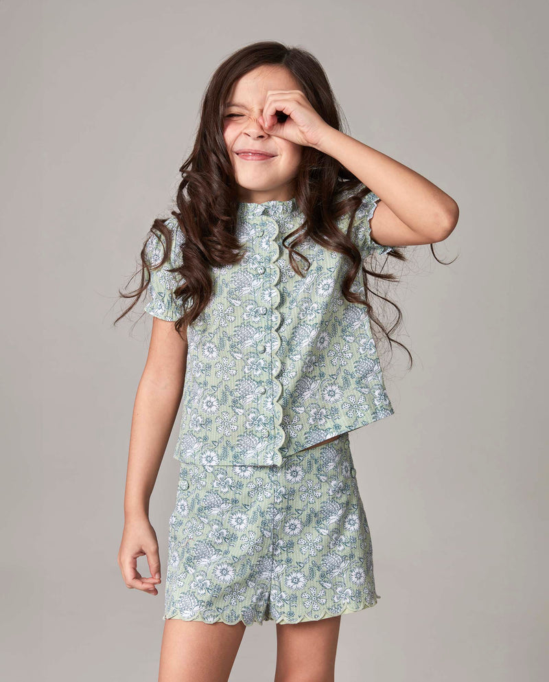 Short para niña con borde ondulado