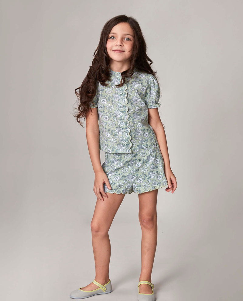 Short para niña con borde ondulado