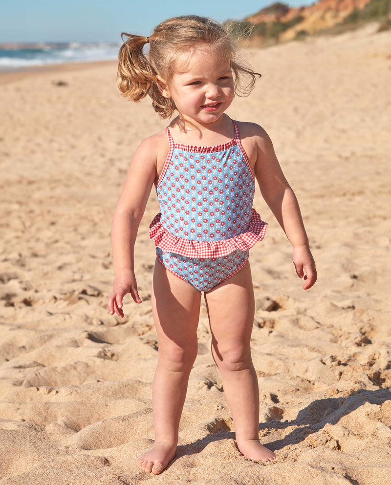 Traje de baño con doble estampado y olanes para niña