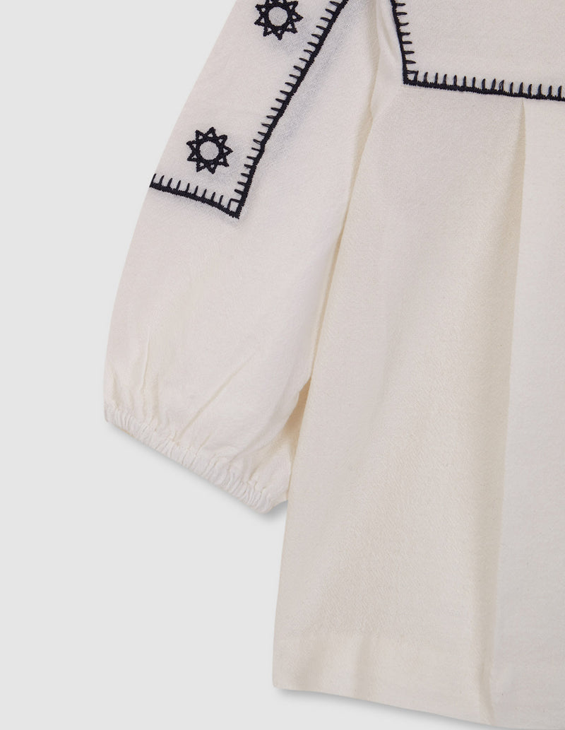 Blusa manga tres cuartos con bordados y tiras bordadas